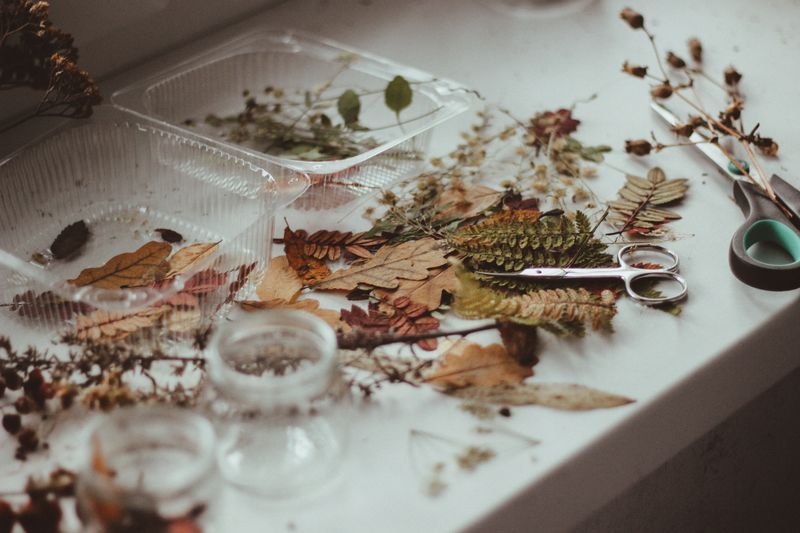 Composition automnale avec feuillage doré — interflora automne