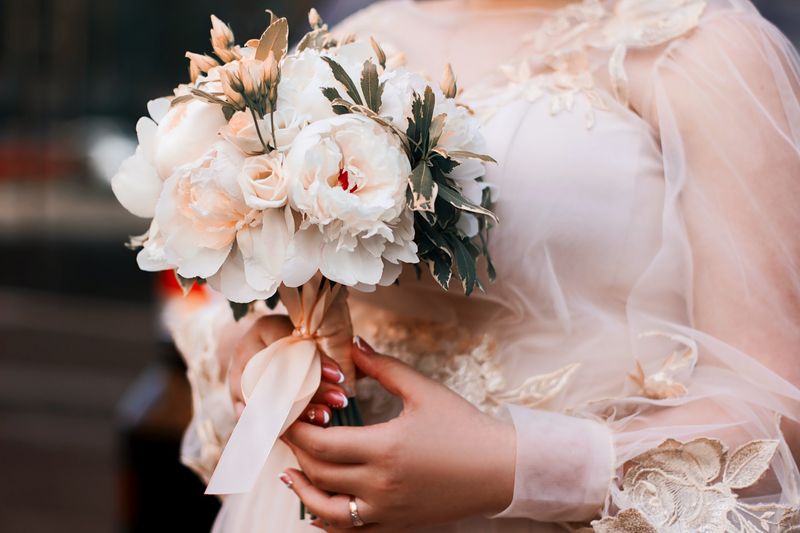 Bouquet de mariée interflora — roses blanches et pivoines